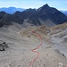 Abstieg vom Südgrat, links an der Schulter vorbei (ist steiler als es hier aussieht); hinten P.2707, Piz Mosch und Lenzer Horn