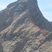 Piz Mosch - Zoom zum Lenzer Horn. Der Vorgipfel P.2797 ist kaum sichtbar, die Suche nach der Route (rot) von hier aus schwierig.