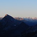Blick Richtung Berner Alpen. Ein wunderschöner Tag bricht an.