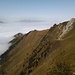 der Alpstein schaut aus dem Nebel. Rechts das Hüttchen bei der Mazorahöhi.