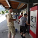 In Klosters am Bahnhof nochmal Spannung pur: Reicht die Zeit, dass alle am langsamen Automaten der Rhätischen Bahn ein Billett bekommen?