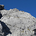 Blick zurück zum Gipfelkreuz über die Brandstein Südwand.