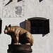 Leider habe ich auf meiner Bergtour den echten Bären der manchmal  im Engadin umherstreift nicht gesehen. Immerhin hat es S-charl (1810m) auf dem Dorfbrunnen einen schönen Holzbären und es gibt ein Bärenmuseum. Die Mülleimer in S-charl sind übrigens auch schon bärensicher wenn ein hungriger "Mutz" vorbeikommen sollte.<br /><br />Leider wurde hier auch 1904 der letzte Schweizer Braunbär erlegt.