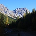 Schon wenige Meter oberhalb S-charl taucht man ins schöne Val Sesvenna ein. Der untere Talteil bis zum Knick im Tal unter dem Piz d'Immiez (Bildmitte; 3026m) ist bewaldet und einzelne Bäume wachsen bis auf 2300m Höhe.<br /><br />Links ist der Piz Cotschen (3046m).