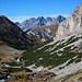 Der obere Teil vom Val Sesvenna ist geprägt durch Alpweiden, Geröllhänge und Bergkiefern (Pinus mugo subsp. mugo).