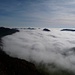 Aus dem Nebelmeer ragt in der Mitte der Helfenberg 1124 m und rechts davon der Beretenchopf 1104 m. Blick vom Passwang 1204 m