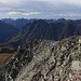 Aussicht vom Piz Plazèr (3104m) nach Nordwesten. Gegenüber ist der Piz Madlain (3099m) und links der Piz Pisoc (3174m). Am Horizont sind die Gipfel der Silvretta.