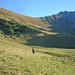 Unterwegs im sanften Grasgelände oberhalb der Hirtenhütte.