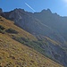 Auf dem Grasrücken oberhalb der Latschenzone geht's an den Grat heran.