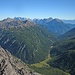 Blick über's Tegestal zu Wetterstein und Mieminger Kette; links im Vordergrund dominiert der Loreakopf.