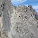 Eine Grasrampe (oben im Bild) leitet zum Grat zurück; vom Standort des Fotografen erfolgt der Abstecher zum Hauptgipfel (nach links, nicht im Bild).