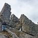 Der Abstecher zum Hauptgipfel führt über plattige Felsen auf den zerrissenen Grat hinauf.