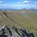 Gipfelblick zum Sealakopf. Rechts dahinter der Thaneller, links im Hintergrund die Tannheimer Berge.