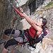 Daniela alle prese con il tratto strapiombante che precede il ponte tibetano.