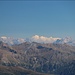der Blick geht weit in die Dolomiten, etwas links der Bildmitte die Drei Zinnen