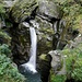 ... und die gewaltigen Caldaie, Marmitti di Cròveo; welch schöner Wasserfall ins beeindruckende Becken!<br />Rechts ist der (verständlicher- und glücklicherweise) gut gesicherte Abstieg zum "Aussichtspunkt" zu erkennen