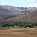 Vorne Allt-na-giubhsaich, hinten Lochnagar und rechts der Meikle Pap. Die Aufstiegsroute ist gut zu erkennen.