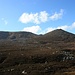 Blick zum Tagesziel vom Sattel südlich des Cairn Conachcraig aufgenommen. Rechts der Meikle Pap.