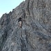 Stefan in der steilen, nordseitigen Gipfelwand vom Rudiger SW-Gipfel; hier ist Vorsicht angesagt!