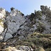 Der gesicherte Kamin, durch den man den Gipfelgrat der Rigi-Hochflue erreicht.