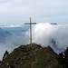 Gipfelkreuz Rigi Hochflue (1699m) - der Zacken rechts davon ist wohl der Pilatus