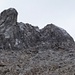 Der Weg zum Gipfel führt kaum erkennbar aber gut begehbar durch die Schutthalde nach oben. Rechts der Gipfel des Piz Padella 2857 m.
