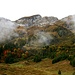 Herbstliche Szenerie bei der Winteregg mit verfärbten Bäumen und Nebelschwaden.