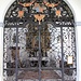 Bohosudov, Bazilika Panny Marie Bolestné (Wallfahrtsbasilika der Schmerzhaften Mutter Gottes), Eingang einer der sieben Kapellen mit dem Wappen von Sachsen-Lauenburg