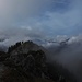 Am Gipfelkreuz zogen die Nebelschwaden umher...<br /><br />I banchi di nebbia alla cima