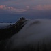 Blick nach Osten: die Nebelschwaden haben fast den ganzen Sonnenberggrat verschluckt.<br /><br />Vista all`est: i banchi di nebbia hanno inghiottito quasi tutta la cresta del Sonnenberg.