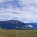 Welche Berge sind das? 
Blick vom südlichen Dorfende Obermutten nach Osten. Das Bergmassiv Bildmitte links ist das Parpaner/Aroser Rothorn/Lenzer Horn. 