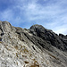 Der Steig zum Gipfel folgt einem steilen Felsband 