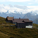 Die Widdersteinhütte in aussichtsreicher Lage:  Auf den hohen Gipfeln der Lechtaleralpen ist der Winter schon endgültig eingekehrt.