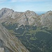 Zoom zur Nördlichen Karwendelkette: Vogelkarspitze, Östliche Karwendelspitze, Grabenkarspitze (kaum zu erkennen), Lackenkar- und Kuhkopf.
