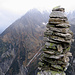 L'enorme ometto sottostante la cima.