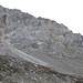 Aus den bräunlichen Bereichen links und rechts fallen immer wieder deutlich hörbar kleinere und größere Felsmengen vom Westgrat der westlichen Grießspitze hinunter.