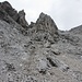 Kurz vor dem Felsgürtel oberhalb des Riffeltals, rund 120 Hm unter dem Gipfel. Der Sporn in Bildmitte trennt die möglichen Routen (rechts vorbei über Geröll oder links in die nächste Steilrinne)