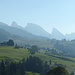 Dunstiges Gegenlicht. Am [http://www.hikr.org/gallery/photo943949.html?post_id=55796#1 Morgen] sah es nich ganz klar aus.