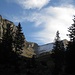 Ein erster detailierter Blick zum Ziel mit der Aufstiegsroute an der linken Kante des Schneefelds. Auf der linken Seite die Felsabbrüche des Huetstock/Wild Geissberg