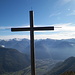 La croce della Cima d’Aspra domina la Riviera del Ticino, che si chiude con Castione e poi Arbedo, alla confluenza con la Moesa