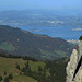 Auch im Aufstieg auf der Normalroute tun sich tolle Vistas auf. Hier der Zürichsee mit Seedamm, der Stadt Rapperswil ganz rechts. Im fernen Hintergrund der Greifensee.