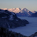 Die Niesenkette im Morgenlicht über dem dichten Nebelmeer