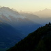 Mischabel, Matterhorn und Weisshorn am Horizont.
