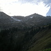 Der Dreispitz (2520 m) rechts, fotografiert unterhalb der Rengg. Links der Latrejenspitz