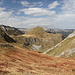 Unterwegs zum Bregoč / Брегоч - Ausblick u. a. zum Stog / Стог. Durch das Tal am Fuß des markanten Berges werden wir später zum Orlovačko jezero / Орловачко језеро gehen.