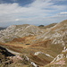 Unterwegs zum Bregoč / Брегоч - Rückblick während des Aufstiegs durch die steile Nordost-Flanke, hier bereits in unmittelbarer Nähe des Bregoč-Kamms. Rechts ist der Kozje strane / Козје стране (2.013 m) zu sehen.