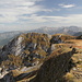 Bregoč / Брегоч - Ausblick am Gipfel 3/8. Vorn blicken wir über den in etwa südöstliche Richtung weiter verlaufenden Bregoč-Kamm. Im Hintergrund sind u. a. die Massive von Maglić / Маглић (links) und Volujak / Волујак (rechts) zu sehen. 