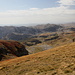 Bregoč / Брегоч - Ausblick am Gipfel 6/8, in etwa westliche Richtung. Unten sind einige kleine Gebäude (Bljušturača / Бљуштурача) und auch die Fahrpiste zu erkennen.