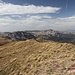 Bregoč / Брегоч - Ausblick am Gipfel 7/8, u. a. entlang des weiteren Kamm-Verlaufs (in etwa nordwestliche Richtung). Auch der Stog / Стог (1.821 m, etwa in Bildmitte) ist auszumachen.