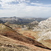 Bregoč / Брегоч - Ausblick etwas nordwestlich des Gipfels in etwa nördliche Richtung. Unten im Tal (verdeckt, etwa in Bildmitte) befindet sich der See Orlovačko jezero / Орловачко језеро, zwischen den Bergen Stog / Стог (1.821 m) und Ljeljen / Љељен (1.765 m, etwas rechts der Bildmitte). Rechts ist der Orlovac / Орловац (1.962 m) zu sehen.